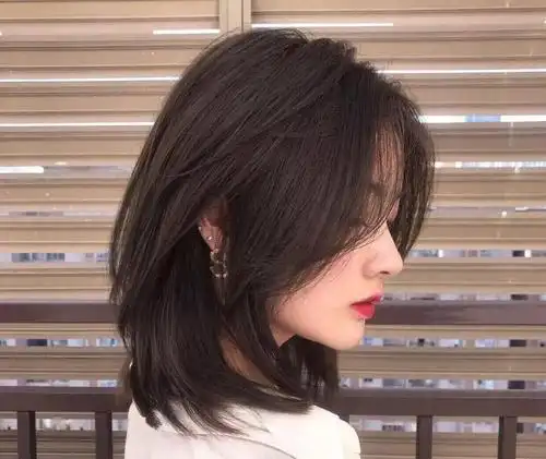 碎发刘海非常修饰脸型,这款流行发型搭配随意的