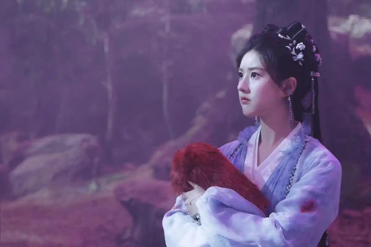 赵露思的古装剧照惊艳亮相,梳少女发髻尽显娇俏,穿薄纱古装更显柔美.