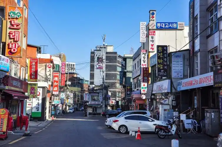 实拍韩国首尔街头,满是密集凌乱的招牌