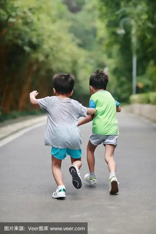 小男孩在公园里跑步