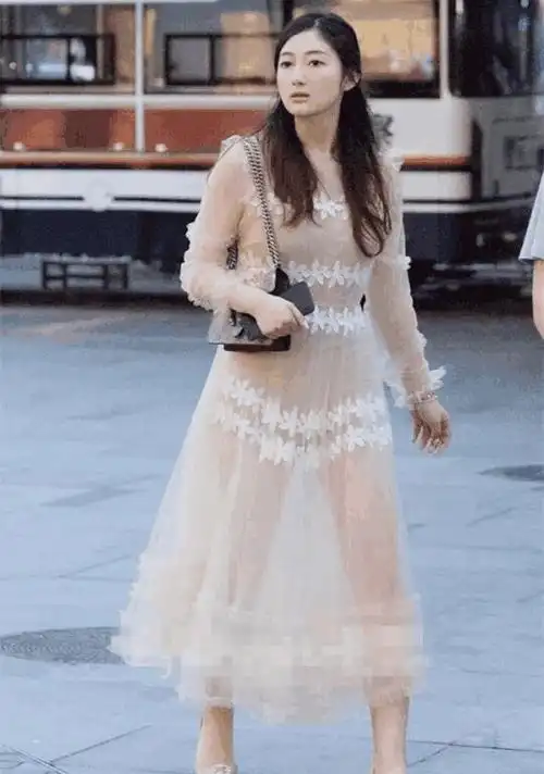 美女街拍小姐姐好看是好看可是不是太透啦