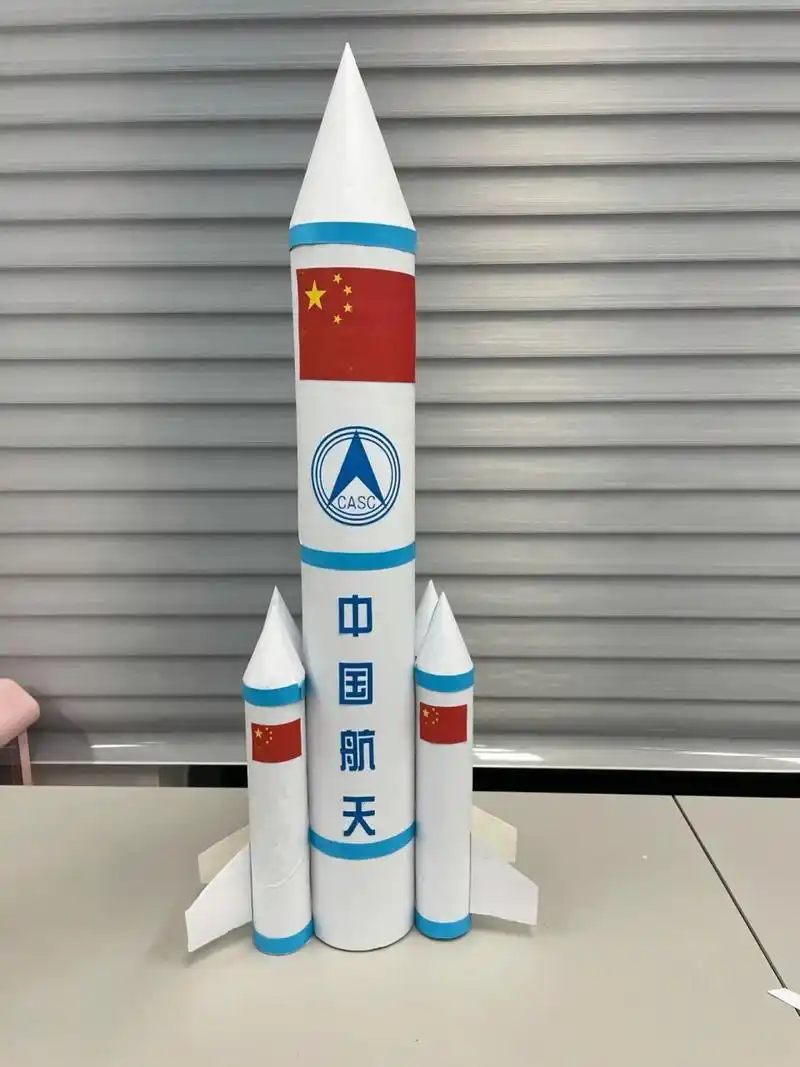 登登姐的手工作业——火箭. 从下班开始做,做了将近5个小时.