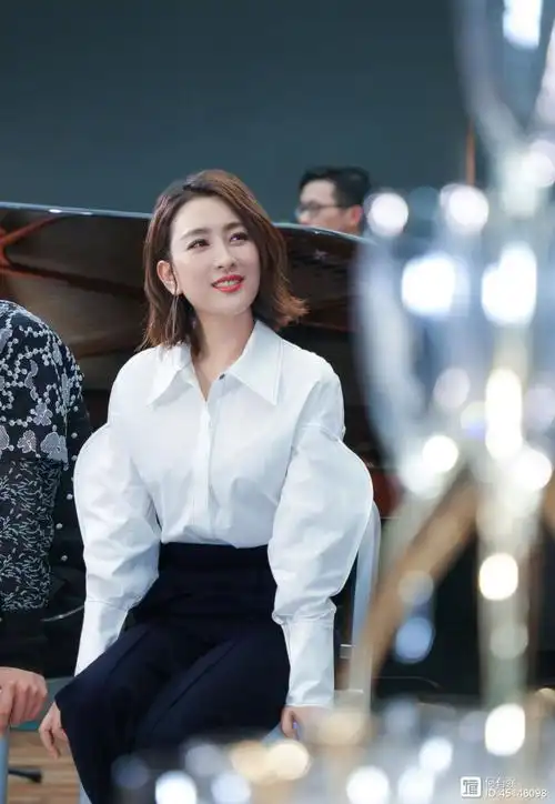 被马苏的新发型惊艳了,长发剪成短发美出新天际,气质完全不一样