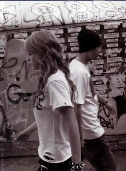 谁有两个人擦肩而过的图片