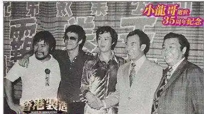 他是李小龙的挚友,外貌丑陋演了一辈子配角,儿子却成为功夫巨星