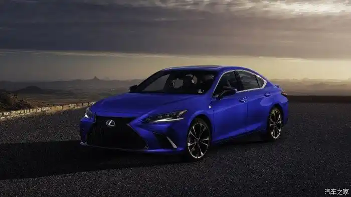 这款蓝色的雷克萨斯就是炫酷,在晨光中行驶着,动力十足,姿态美