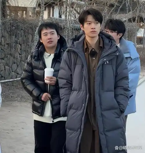 像郭麒麟以前瘦的时候,脸还是有弧度的,但是现在下颌线已经完全消失