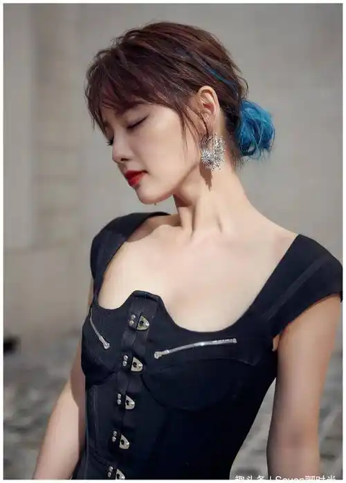 张嘉倪看秀三套私服,多种风格无缝切换,这身材颜值让人不敢同框_张子