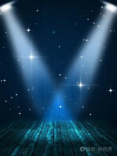 木舞台的聚光灯下
