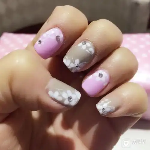 方形手绘红白日系清新美甲图片