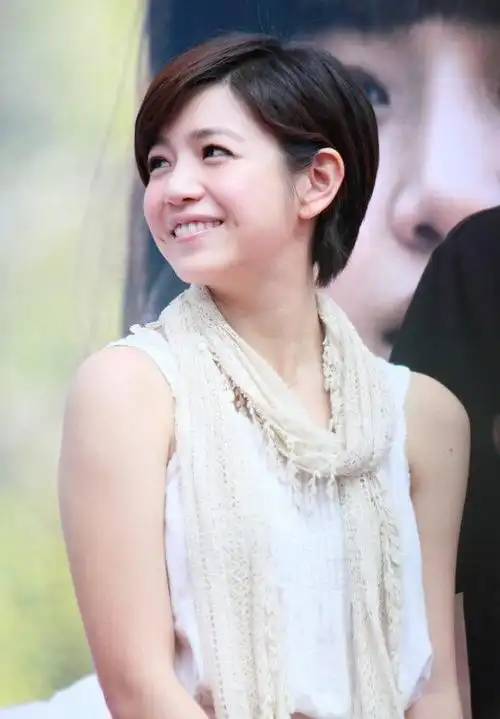 被陈妍希的"短发"造型美到了,减龄又少女,很有初恋感
