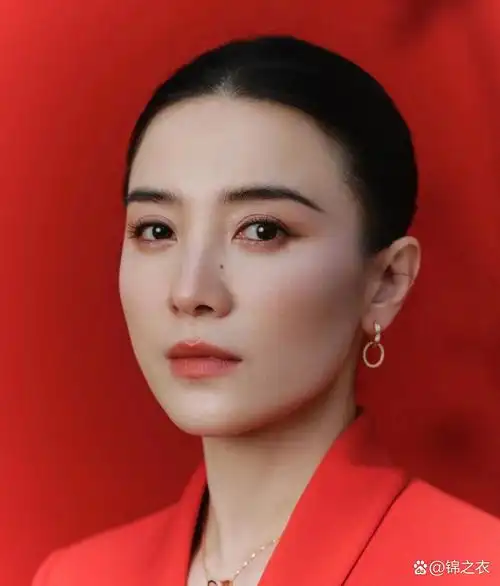 宋佳的新年造型,她身穿一袭红衣,妆容精致,气质明艳,眼神凌厉,气质
