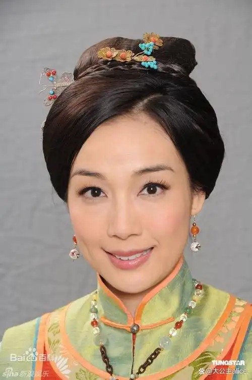 说起港剧里的知性女星,其中最为人们所熟悉的当属tvb曾经的当家花旦