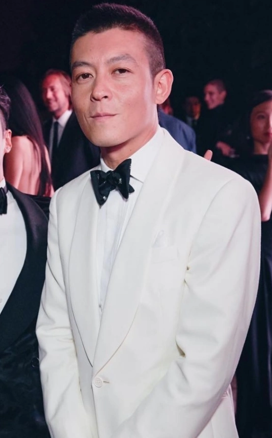 陈冠希西装造型公开,王子打扮撞脸谢霆锋,可算见到痞帅最高形式