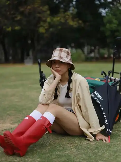 女生穿搭辣妈示范雨靴这么穿搭太好看