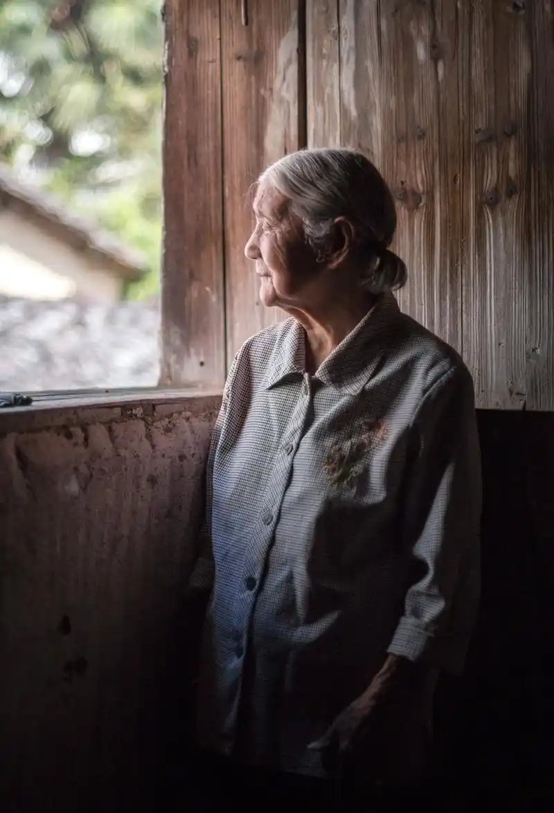 八旬老人凌晨四点独坐街头,满眼都是失望,网友:农村老人的痛