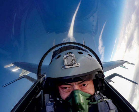 我军飞行员苦练空战"规避术" 可保命还能反败为胜