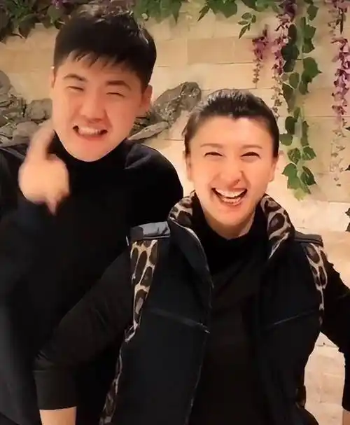 闫学晶:和前夫离婚11年,二婚45岁生下女儿,子女的话让她欣慰_林越