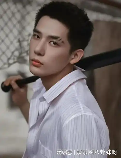 当时好多人吐槽过李易峰寸头,还有增肌,但是人家毕竟是演员.