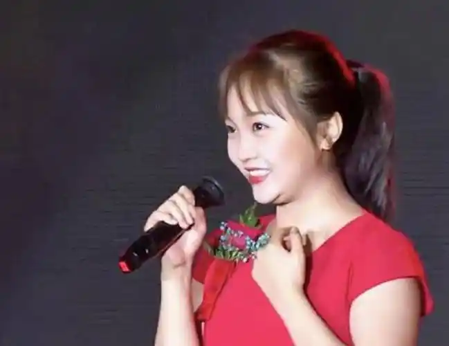 奥运女孩pk京圈格格,一起长大的林妙可关晓彤,如今已是天壤之别_网友