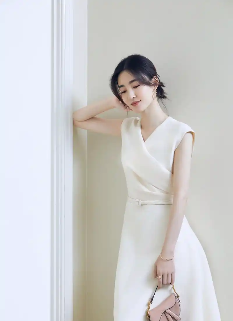 靓丽十足的王丽坤