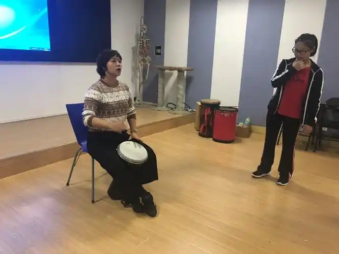 谭晓雪老师用鼓点示范节奏