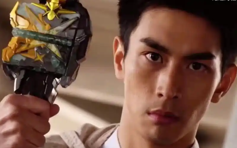 使用光刚剑最光变身!假面骑士圣刃,尤里