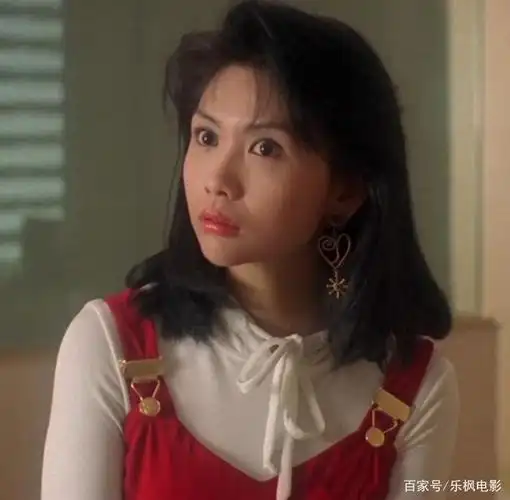 53岁邱淑贞逛街被拍,"大长腿"比二女儿更苗条均匀,不愧是女神