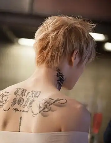 欣赏非主流潮男背部炫酷纹身图案分享!