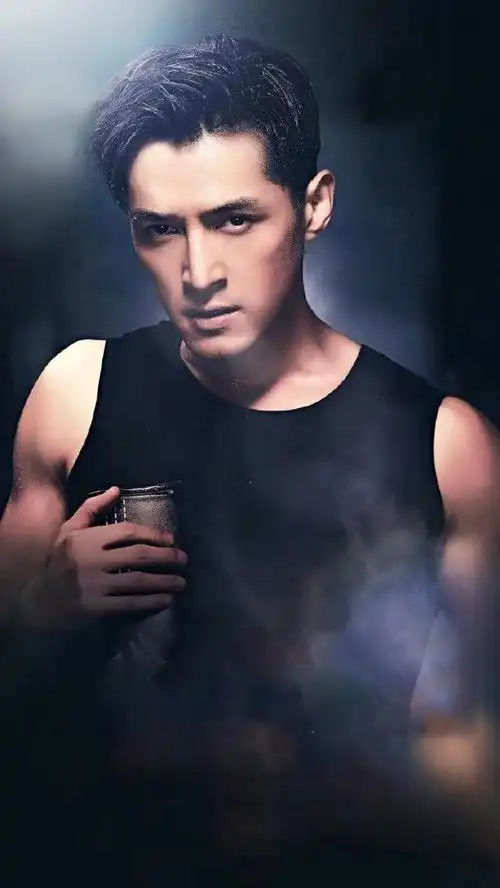 这位1982年出生于上海徐汇区的帅气小生,毕业于上海戏剧学院,凭借出色