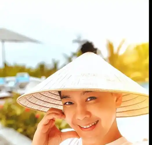 林志颖一家人去旅行,双胞胎儿子海边嬉戏,父子好温馨!