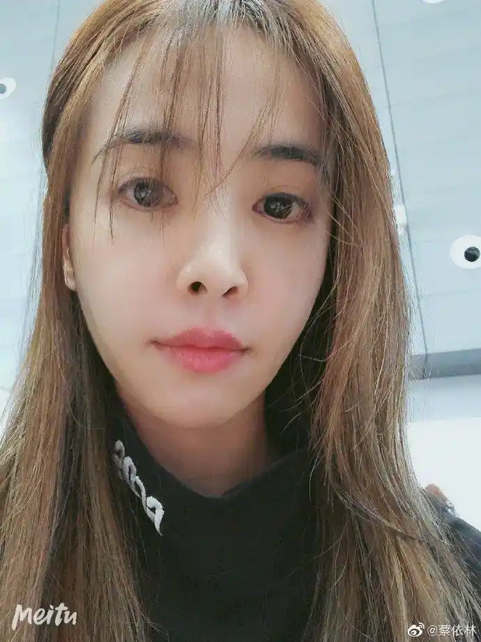 组图:蔡依林晒素颜自拍粉嘟嘟 刘海长长似大眼萌妹