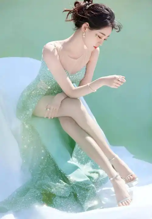 祝绪丹芭莎珠宴浅绿开衩礼服,完美平衡性感与清纯!_时尚_连衣裙_珠宝
