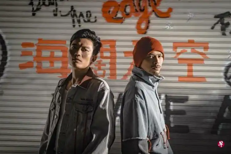 黄明志(右)和中国歌手富九合唱歌曲向beyond致敬.(互联网)