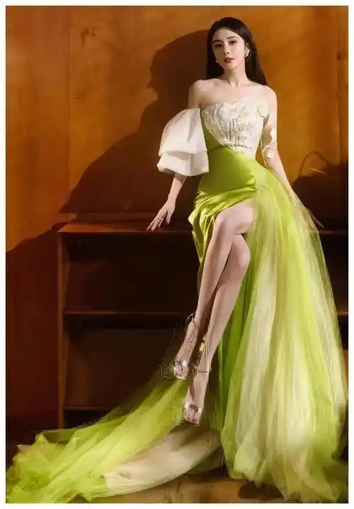 张予曦生日惊艳写真:穿上天使裙,配以珍珠项链,神采飒爽.