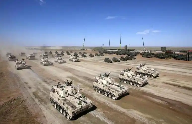 解放军用实力展示什么叫"钢铁洪流"