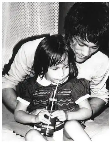 李小龙罕见旧照一家四口老婆很漂亮抱着女儿画面温馨