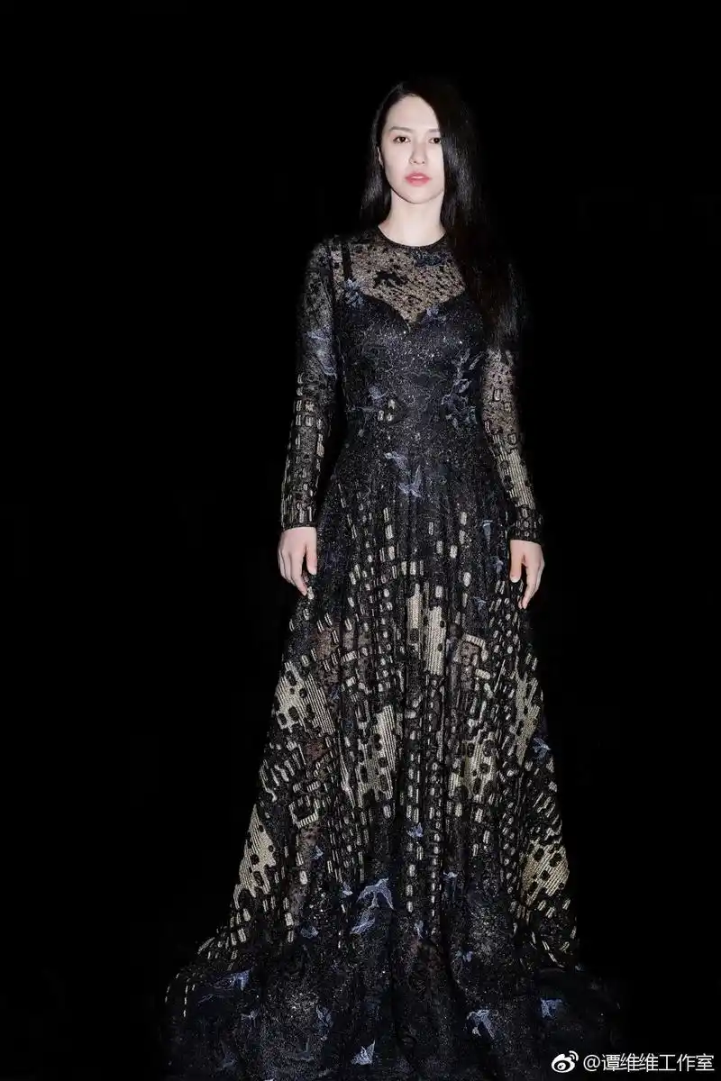 盘点谭维维最美的四套礼服,最后一套蓝色星空薄纱长裙典雅动人!