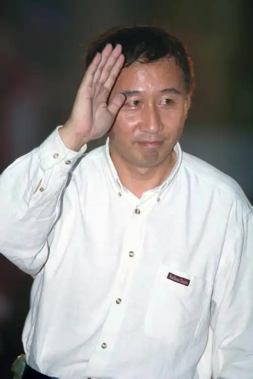 图文:第十一届电影华表奖红地毯--冯小宁挥手