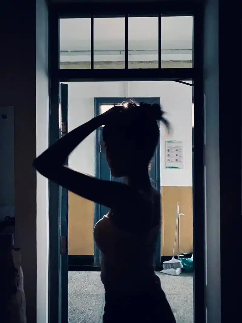 关于睡觉睡着睡着把室友叫起来拍照片那点小事#背影杀 - 抖音