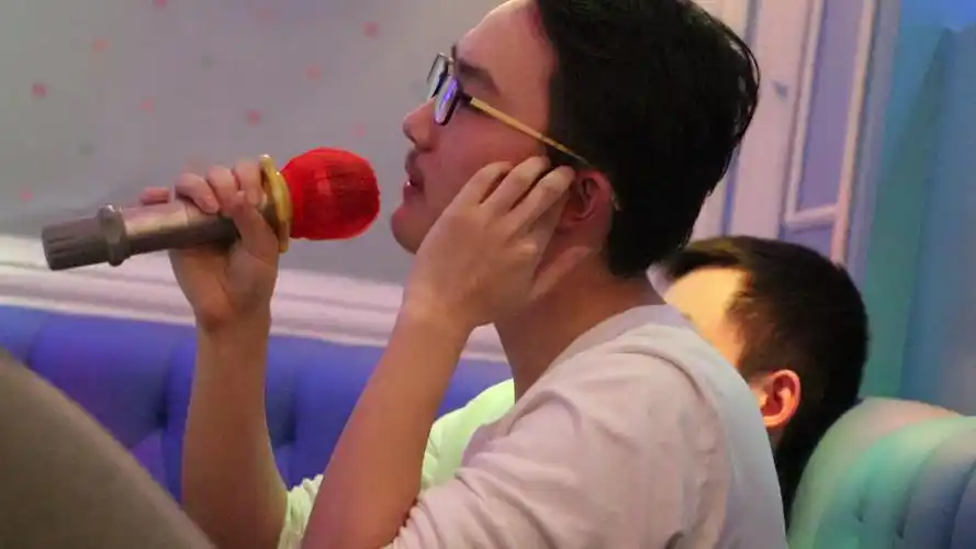 《背对背拥抱》ktv翻唱,堪比林俊杰真人附身