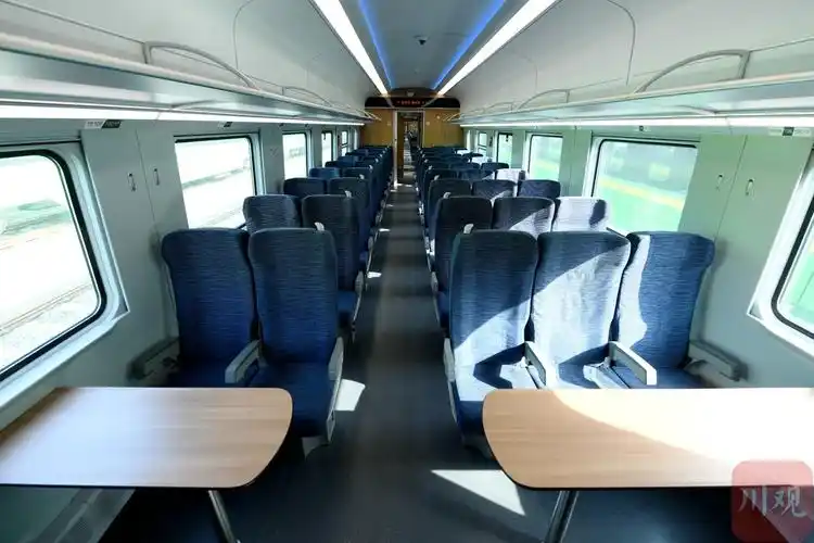 组图|复兴号动车组上新!新型"绿巨人"来成都啦