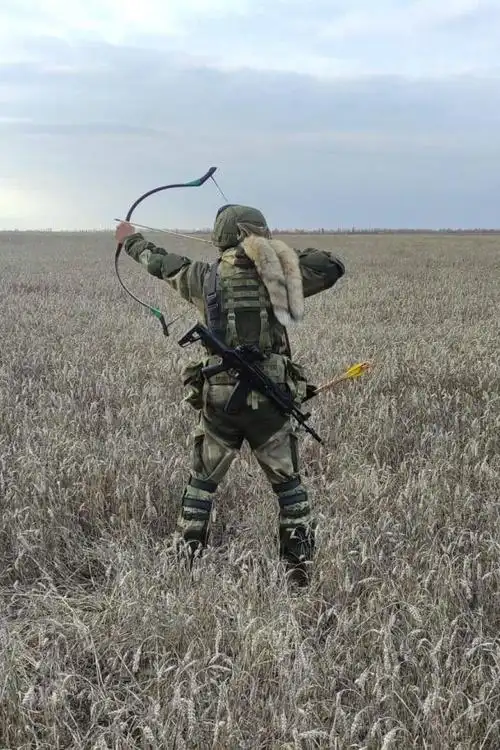 俄军弓箭手全副武装出现在战斗一线这是什么意思