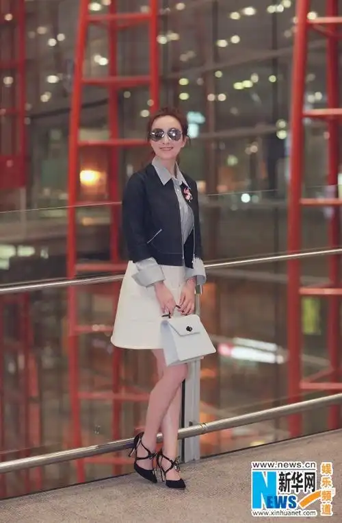 吴昕启程巴黎时装周 机场look展现知性与俏皮