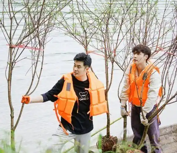 张艺兴喊95年的李雪琴为姐,网友吐槽情商不高_节目_杨紫_因为