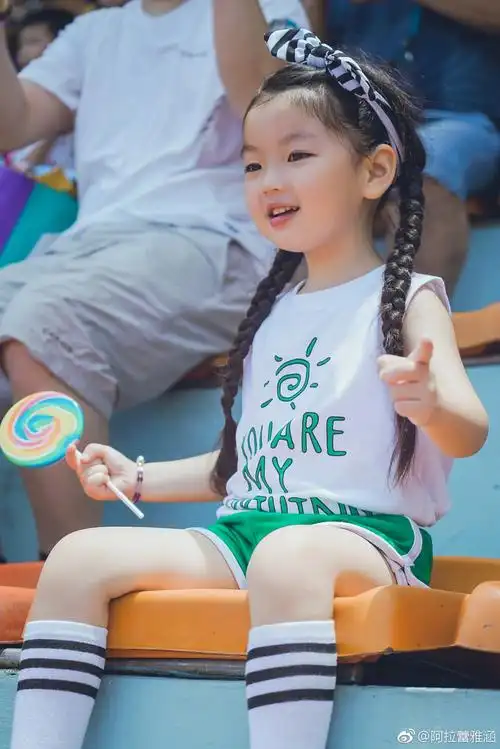 哪里来的小天使!阿拉蕾近照麻花辫造型乖萌