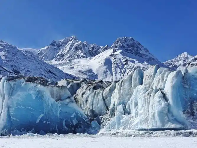 这个小众美景-来古冰川,触手可碰的千年蓝冰,满眼尽是克莱因蓝的冰山