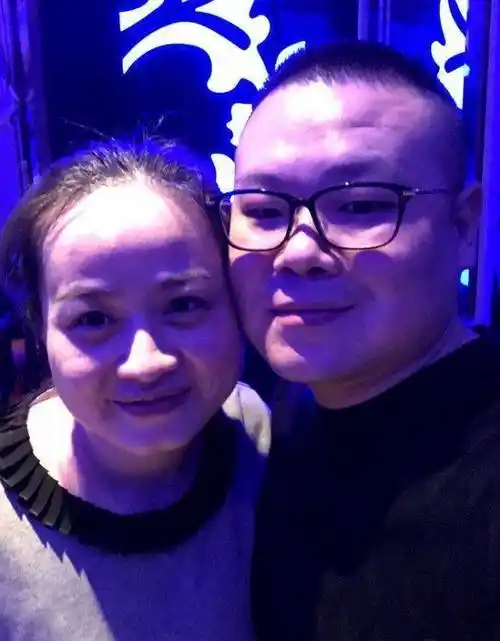 岳云鹏晒全家福,网友发现了小沈阳媳妇_沈春阳_姐姐_照片