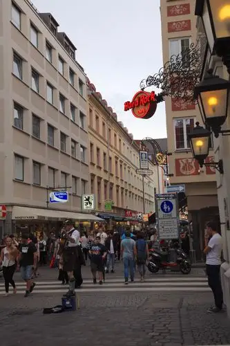 德国城市相比较,慕尼黑按照战前规模重建起来,甚至保持了战前的街道