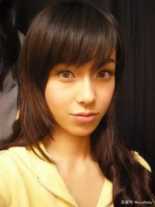 angelababy被疑整容,当看到小时候照片时,网友:原来是纯天然